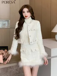 Peiresa White Celebrity Elegant Tweed 2 قطعة مجموعات النساء الزي ريشة الترقيع معطف القصيرة معطف عالية الخصر النخاع MINI SAMIRT 240118