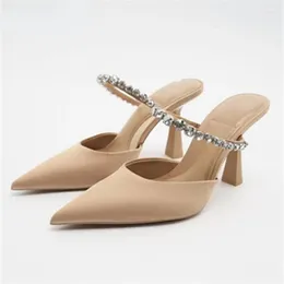 Klädskor 2024 Vår/sommar kvinnors beige strass glansigt temperament hög häl muller tunna spetsiga sandaler