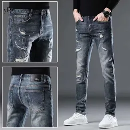 Fioletowa marka fioletowe dżinsy męskie dżinsy High Street Blue Broken Hole Dżinsowe spodnie w trudnej sytuacji Slim Fit Spodni hurtowe 2 sztuki 10% Dicount 9584