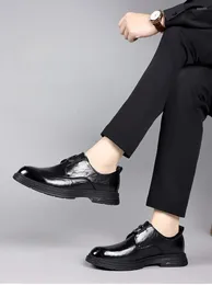 Sapatos sociais masculinos de negócios macios britânicos casuais para trabalhar versão coreana de sapatos pequenos.