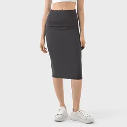 شحن مجاني Slim Fit Sports Yoga Skirt Sexy Back Pluse Skirt Flaped Hip Skirt for Women S أسلوب التنقل غير الرسمي