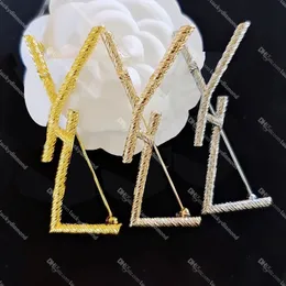 Altın Twists broşlar marka y mektup pimleri kadın kazak takım elbise şapkaları aksesuarlar tasarımcısı broche wihtout kutusu