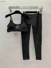 Lyxig kvinnokläder Designerkläder för damer Bröstlogotyp Sexig Suspender Vest Top+High Elastic Tights Croped Pants 22 januari