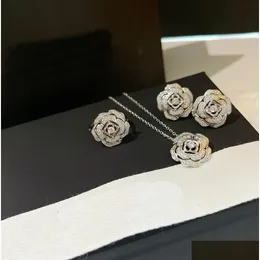 Orecchini Collana Ch Set di gioielli Collane con ciondolo di diamanti di lusso di alta qualità Anello per donna Stile classico Grossista Esign Oro 18 carati O Dhdlo