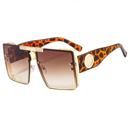 Reizen designer zonnebrillen dames sonnenbrille nieuwe vierkante zonnebril metalen frame lentes de sol punk badge gradiëntlenzen zonnebril heren moderne hg101