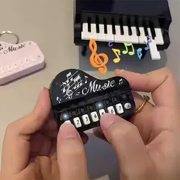 Klavyeler Piyano Mini Elektronik Klavye Keychain Taşınabilir Müzik Enstrüman Oyuncak Piyano Anahtarı Mini Gerçek Çalışma Parmak Piyano KeychainVaiduryb