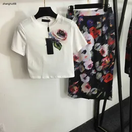 märke kvinnor två stycken set designer kläder för blomma tryck smal kort hylsa t shirt+höft delad hög midja overskirt 22 jan