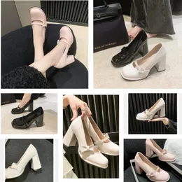 Kadınlar için elbise ayakkabıları tasarımcıları mach stiletto topuk sandalet moda yay rhinestone süslemeli kaliteli slingbacks yüksek topuklu bayan kelebek sandalları