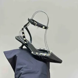 Sandaler 2024 Höstkvinnor pekade Toe Shoes Rivet Decor High Heels Buckle Strap äkta läder Chaussure Femme