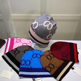 Cappello lavorato a maglia di lusso firmato beanie da uomo e da donna unisex in lana chapeau lettera per il tempo libero all'aperto tenere al caldo moda cranio cofano marrone blu regalo