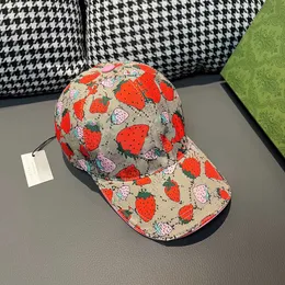 Nowe kobiety projektanckie kapelusz baseballowy dla mężczyzn luksusowa czapka kulowa moda truskawki czapka wielka litera haft sunshade czapka kolorowe dopasowane czapki czapki słoneczne