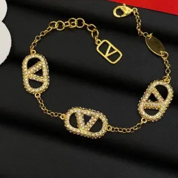Braccialetti di design da donna di alta qualità Braccialetti in oro color argento con diamanti pieni Lettera Coppia bracciali Gioielli di moda valentino