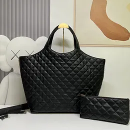 10A La versione ingrandita della borsa tote Lo Go è realizzata a mano per creare una classica combinazione di colori nero e oro. La pelle di agnello di prima qualità è ultra leggera