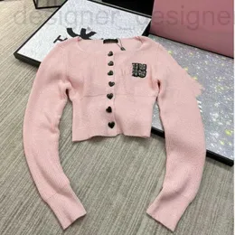 Kvinnors stickor Tees Designer 23SS Knitwear Autumn Fashion Applique Letter Sticked Sweaters Casual Knit Topps Cardigan Jacket Love Button Coat IG1Q