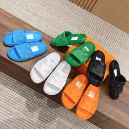 DESGINER 2024 Nya tofflor 10a Toppkvalitet för kvinnor vid vattnet Mule Sandaler Mans Pool tofflor Kudde Comfort Flip Flops Mules tofflor Beach Sandals