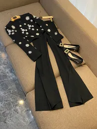 2024 Primavera Bianco / Nero Strass Pantaloni a due pezzi Set Manica lunga Girocollo Giacca con perline pesanti Top + Pantaloni a zampa di colore solido Pantaloni Set Abiti a due pezzi O4J152685