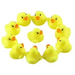 Banyo Araçları Aksesuarları 4x4x3cm Bebek Oyuncak Ses Çıngırak Çocuk Bebek Mini Kauçuk Ördekler Yüzme Banyo Hediyeleri Yarış Squeaky Duck Havuzu Eğlence Dhmrd