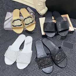 Дизайнерские тапочки, кожаные сандалии Chanel, противоскользящие тапочки с рисунком «елочка», пляжные туфли люксового бренда в ромбовидную клетку на плоской подошве, стильные шлепанцы
