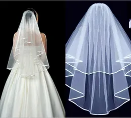 Setwell White Twolayer Satin Ribbon Veil Edgeショートチュールウェディングドレスとコームの女性1462774