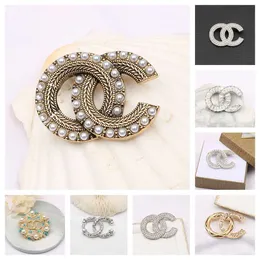 Pins Brooches Luxury Women Men Designer Brand Letter Brooches 18K Gold Plated Inlay Crystal Rhinestone Jewelry Brooch Charm Pearl Pin 2024 Marry Christmas Party Gif