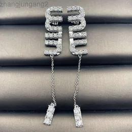 Designer Miui Miui örhänge nya Miao -familjörhängen med bokstäver fulla av diamanter Miu Letters Crystal Femininity Fashion Rhinestone örhängen Långa örhängen