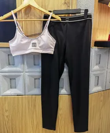 2024 Set di pantaloni con stampa di lettere Set di tute da yoga da donna Costumi da bagno da donna Leggings sportivi all'aria aperta Top Pantaloni Tute