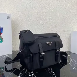 Big Bag Borsa A Tracolla'da Re Nylon Tasarımcı Postacı Çanta Flep Smalto Metallo Triangolo Logo Con Tasca E Grande Scomparto Uomo E D243G