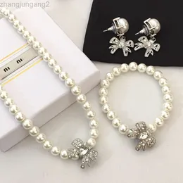 Designer Miui Miui örhänge Miao Familjens nya 21 Bow Knot Pearl Necklace Kvinnarmband med hög kvalitet och temperament ins stil söt diamantklavikelkedja
