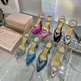 Sandali in seta Mach Tacchi a cuore triplo Cristallo Impreziosito da dettagli a forma di cuori a punta e cinturino alla caviglia Scarpe décolleté con tacco grosso Calzature di fabbrica di designer di lusso da donna