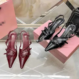 Patentläderskor Sexiga höga hälskor med toppad lackläderknapp Cat Heel Pointed Sandals for Women's Design 240115