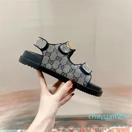 sandalet ayakkabı tasarımcısı kalın çelik düz ayakkabılar yaz kadın lüks mektuplar açık sıradan ayakkabılar şerit terlik lüks sandal