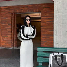 Damska sukienka designerska sportowa długa sukienka z kapturem z czarno -białym kolorem klasycznym i minimalistycznym wiosennym paskiem do efektu odchudzania