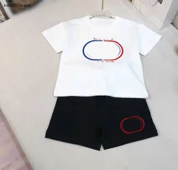 New Kids Tracksuits Child Summer Suit Size 90-160 멀티 레이어 대조 로고 프린트 베이비 옷 소년 티셔츠와 반바지 Jan20