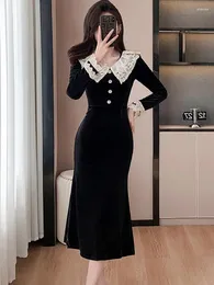 Abiti casual 2024 Velluto nero Chic pizzo bianco colletto bambola abito longuette donna elegante sirena arricciata coreano vintage lusso