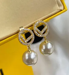 2024Fashion Womens Designer Designer Earrings Ear Stud Pearl Women Pendant Elegance Elegance Vervament Simple Ladies Wedding Party Party Giftories with AA
