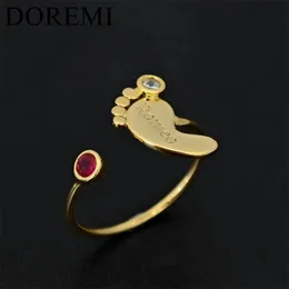 Anelli DOREMI Grils Regalo di compleanno personalizzato Inciso qualsiasi nome Piedi del bambino Pietre portafortuna Anello con nome Gioielli Anello portafortuna privato Anello personalizzato