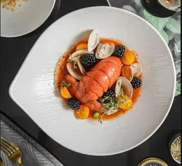 Talerze nordycka sałatka śniadaniowa deser deser dekoracja dekoracji dania głównego grill stek stek domowy kuchnia ceramiczne zastawa stołowa