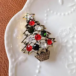 Brooches CINDY XIANG Rhinestone Christmas Tree For Women Vintage Winter Festivel Home Accessories Coat Pin Good Gift