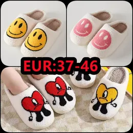 2024 Moda Donna Sorriso Pantofole invernali Morbido peluche Scarpe in pelliccia sintetica Donna Fluffy Furry Piatto Casa Coperta Coppia Cotone Faccina Scarpe da passeggio