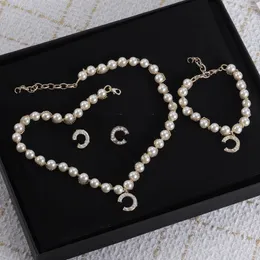 Nowe kolczyki perłowe łańcuch bransoletki Designer Projektant kochanek Naszyjnik Urok Bransoletka Letter Kolczyki dla kobiecej biżuterii Zestawy biżuterii