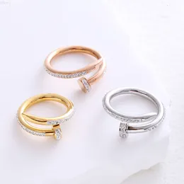 Anillo de uñas chapado en oro de 18 quilates con diseño de marcas famosas de lujo de acero inoxidable a la moda