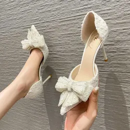 Sandálias Luxury Pearl Crystal Bowtie White Wedding Shoes Women 2024 Spring Brand Designer High Heels Pumps Mulher Sapatos de festa de salto finol2404