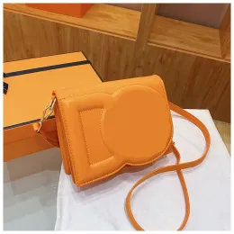 2024 neue kleine quadratische Taschen, Modedesigner-Tasche, umklappbares Design, einzelne Schulter-Crossbody-Tasche, lässig, vielseitig, trendig, geprägte Buchstabentaschen