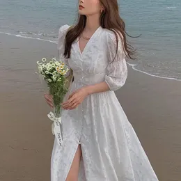 Vestidos casuales Vestido blanco vintage francés Mujeres con cuello en V Sólido Floral Midi Mujer Fiesta de noche Playa Una pieza Corea 2024 Verano