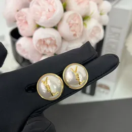Luxuriöse Perlen-Ohrstecker, eleganter Damen-Boutique-Schmuck, einfacher Modestil, Geschenk-Ohrringe mit Box, Designer-Schmuck, klassische Logo-vergoldete Ohrringe