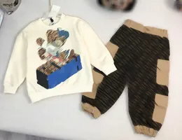 Marca niños Chándales diseñador Tamaño 100-150 Ropa de bebé de otoño Jersey con patrón de oso de muñeca y pantalones con decoración de múltiples bolsillos Jan20