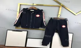 Designer Tracksuit Childrens Roupas Hoodies Conjuntos Pulôver Calças 2 Peças Marca Sólida Impressa com Letras Esportes Estilo Veludo Ki9588038