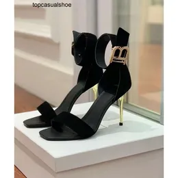 Aquazzura Aura Shoes Crystal Elegant Margarita Sandals Floral-Embellishments女性Stiletto Heels Lady Party Dress Gladiator Sandalias with Box.eu35-42