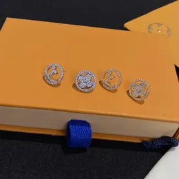 Kutu Moda Saplama Küpeleri ile 18K Altın Küpe Lüks Kızların Mektubu Çiçek Küpeler Klasik Kıdemli Çift Hediye Aksesuarları Tase Deneyicileri