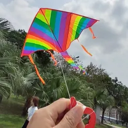 Drachenzubehör, Outdoor-Spielzeug, großer dreieckiger Drachen, lange Schwänze mit Griff, bunter Drachen für Erwachsene für Kinder, Regenbogen-Nylon-Geschenkdrachen